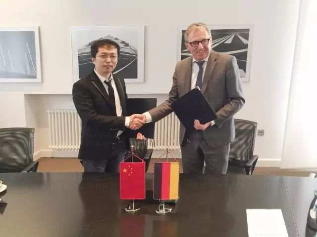 解建军董事长与库尔茨市长签署协议并合影留念