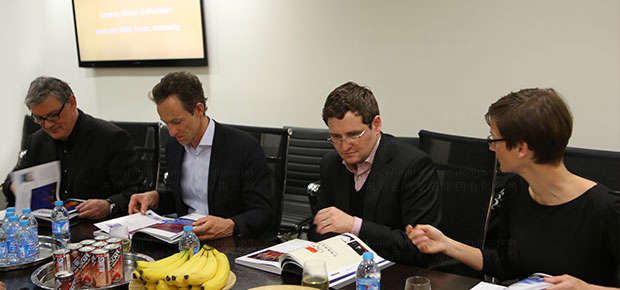 克努特.麦尔霍夫与东道团队深入沟通