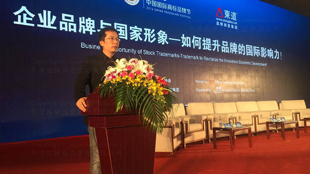 KingKong金刚官方正版官网董事长解建军在大会上发表演讲