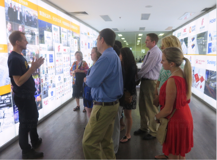 美国梅雷迪思大学商学院13名学者来访东道